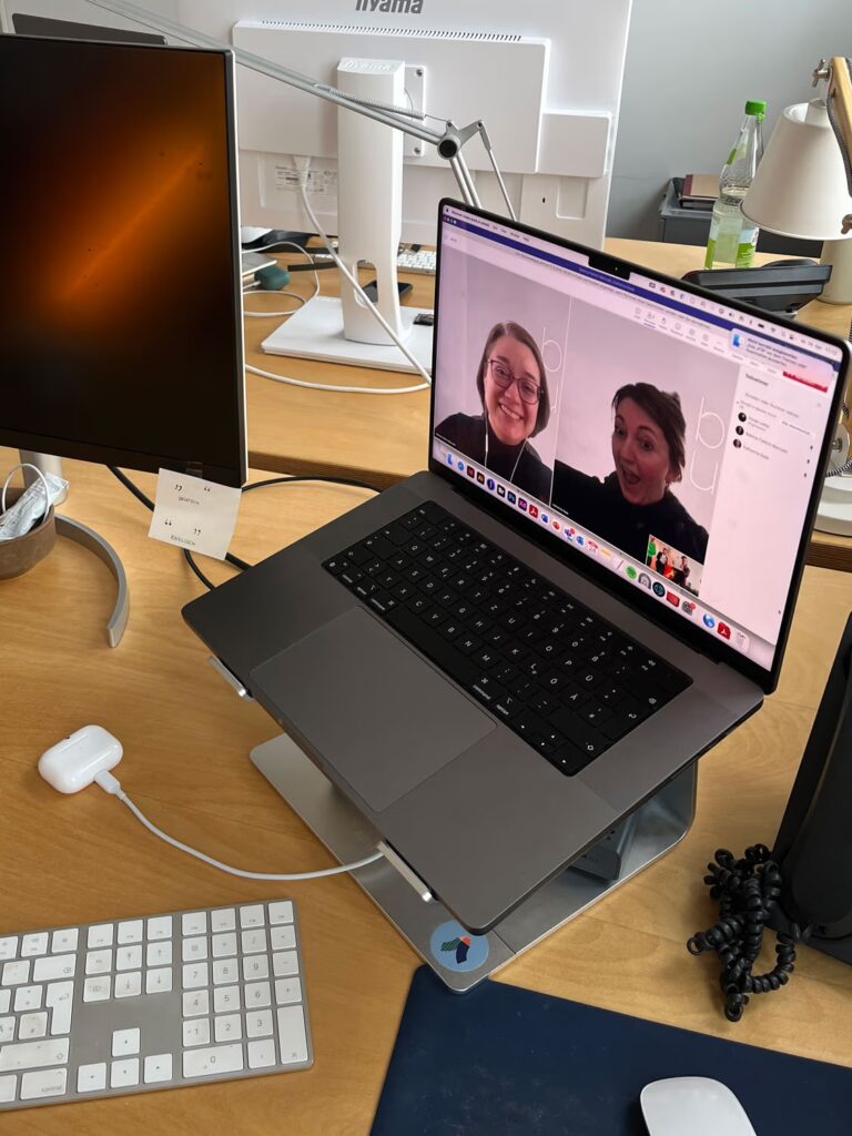 … zu einem Laptop, auf dem zwei weitere Mitarbeiterinnen von bup über Teams zugeschalten sind. Auch sie sind begeistert.