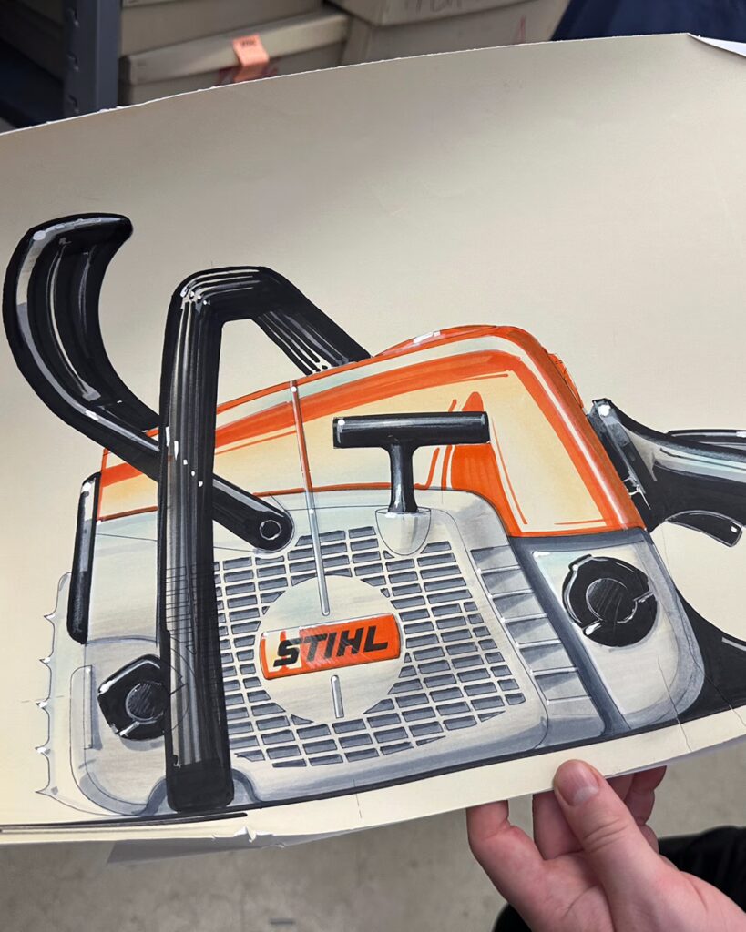 Eine Hand hält eine bunte Skizze einer STIHL-Motorsäge in die Kamera.