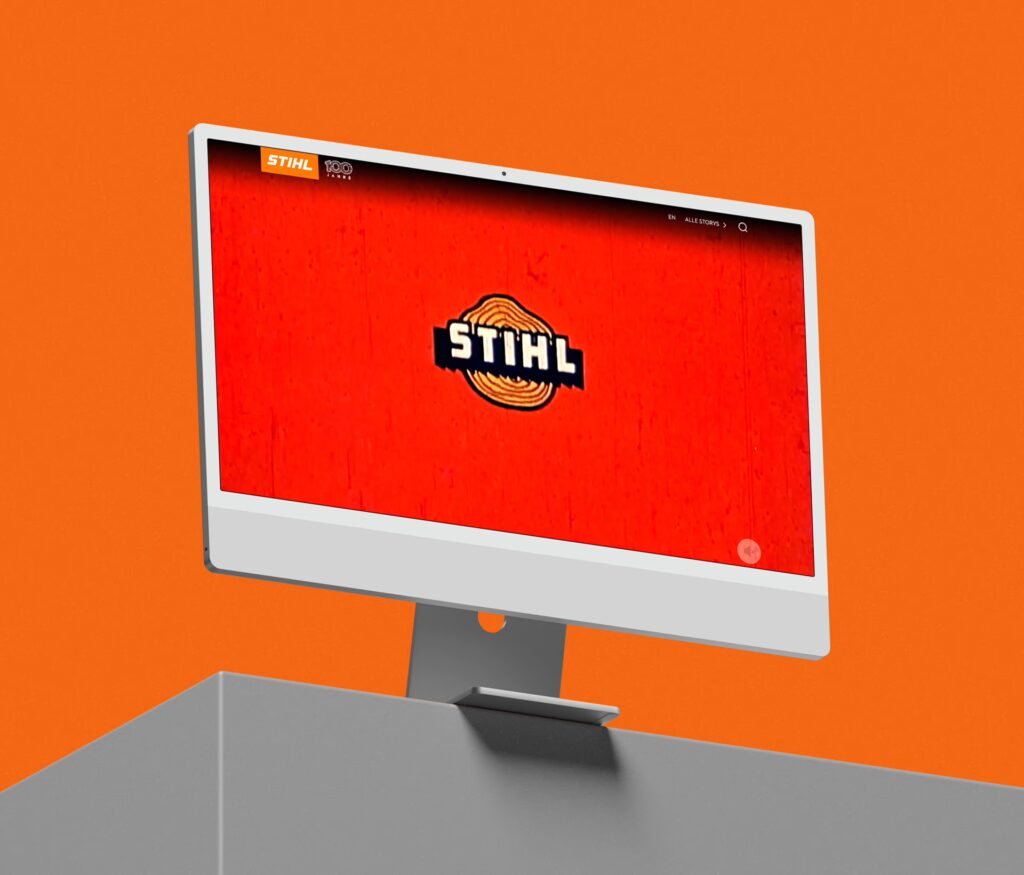 Historisches Logo der Firma STIHL auf Computer-Bildschirm mit Hintergrund in orange.