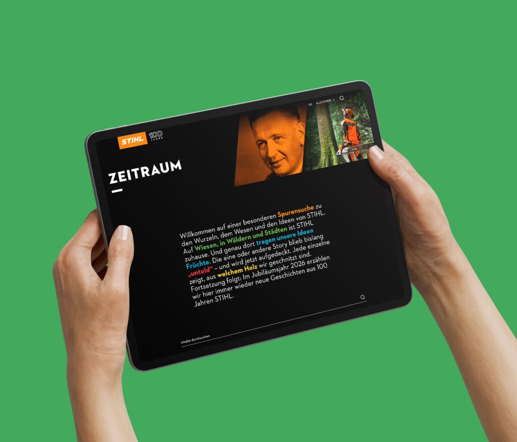 Zwei Hände halten das Display eines Tablets zur Kamera. Gezeigt wird eine STIHL-Webseite mit dem Titel Zeitraum. Der Hintergrund ist grün.