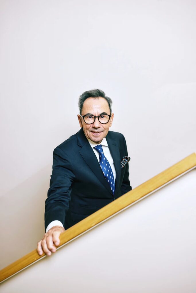 Porträtfoto von Bildungsforscher Prof. Dr. Wassilios E. Ftenakis auf einer Treppe.
