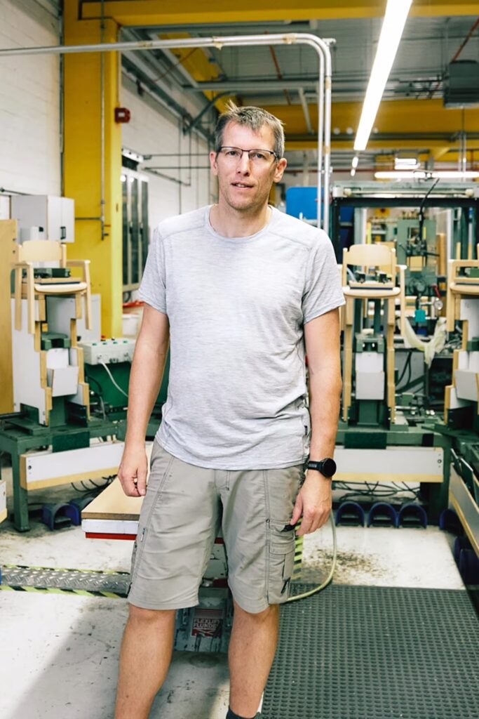 Porträtfoto zeigt den Produktionsmitarbeiter Candy Schubarth in der Werkstatt.