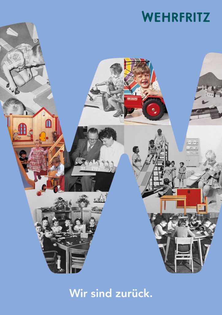 Plakatmotiv mit Collage aus historischen Fotos in Signet-Form, hellblauer Hintergrund. "Wir sind zurück"-Claim.