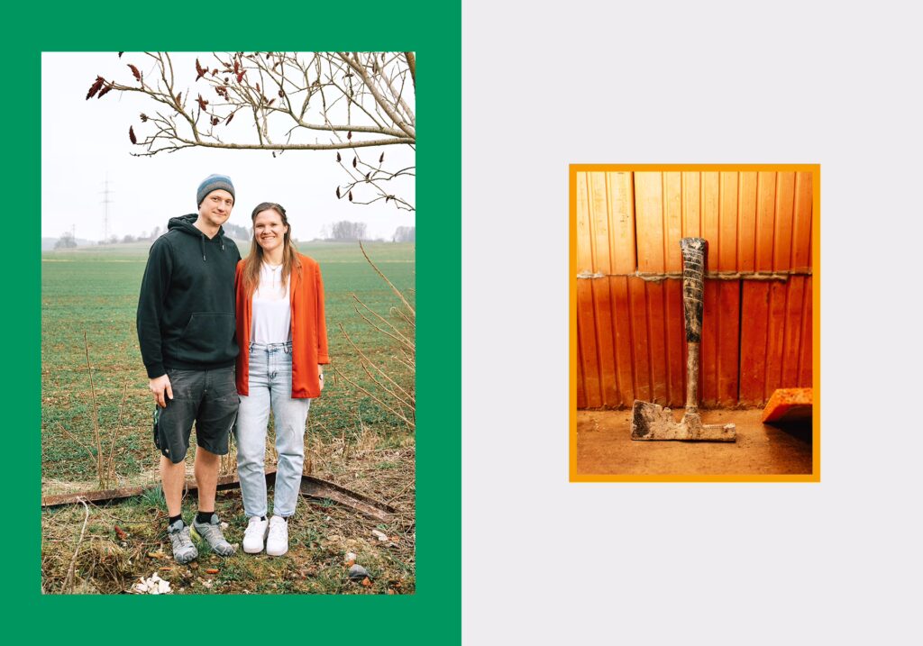 Eine Frau und ein Mann stehen in einem Feld. Rechts: Eine alte, mit Erde bedeckte Axt steht an einer Ziegelwand.